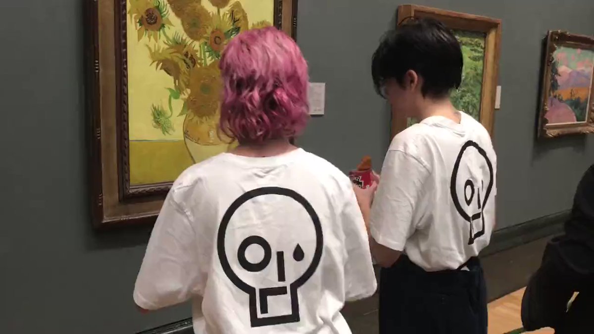 İngiltere'de aktivistler pahalılığı protesto için Van Gogh'un 'Ayçiçekleri' tablosuna domates çorbası döktü