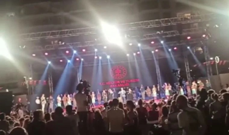 İzmir Valisi Yavuz Selim Köşger 30 Ağustos'ta Atatürk'ü anmadı; yuhalandı