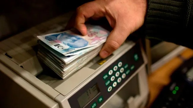 Memur ve emekli maaşlarında görülmemiş düzenleme! Milyonları sevindiren haber