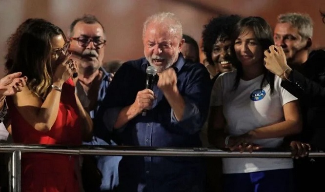Brezilya'da solcu lider Luiz Inacio Lula da Silva başkanlık seçimini kazandı