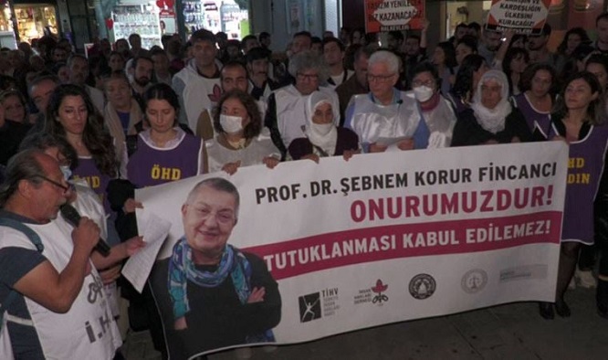 TTB Başkanı Şebnem Korur Fincancı'nın tutuklanması İzmir'de protesto edildi