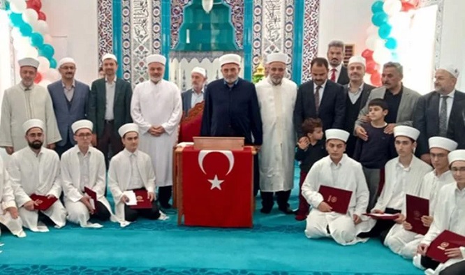 Gericilerin düzenlediği icazet töreninde yasa delindi, masaya Türk bayrağı serildi