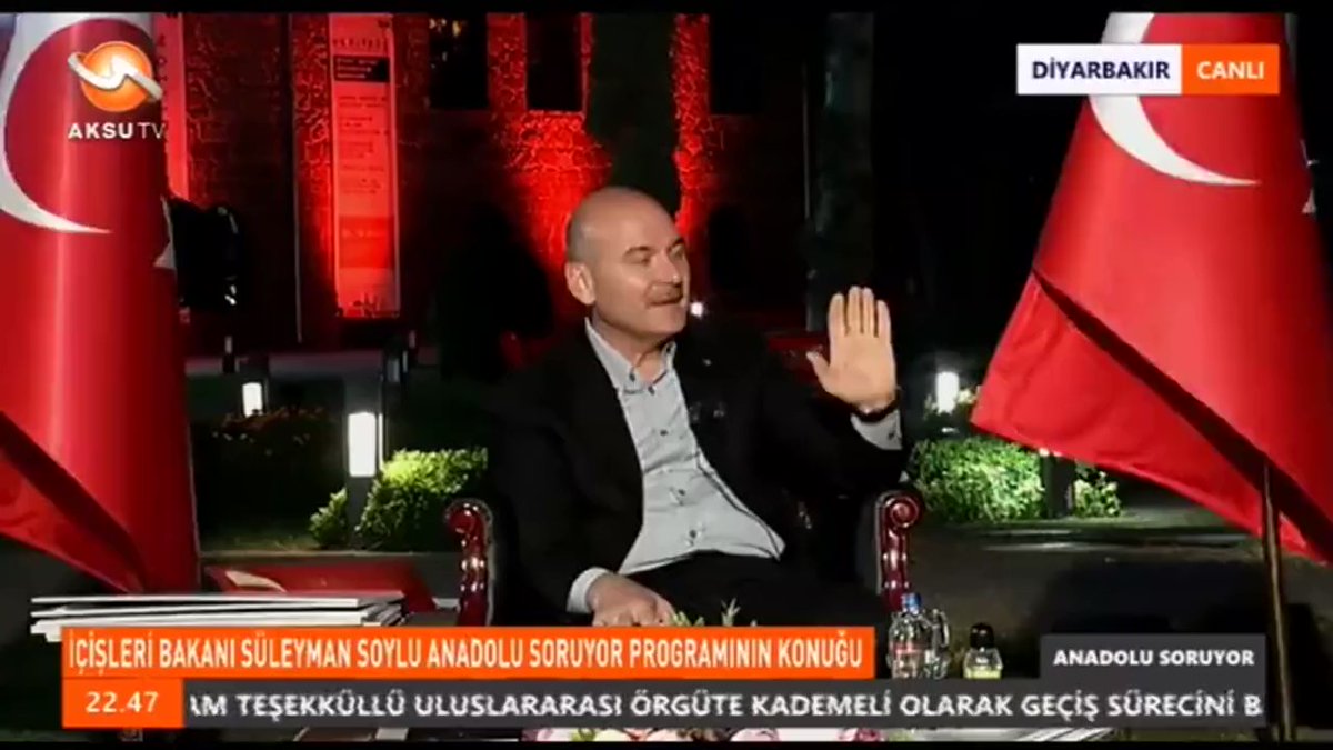 Soylu'nun kafasına bayrak düştü