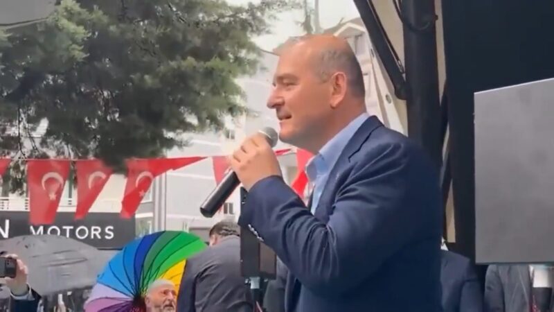 Gökkuşağı desenli şemsiyeye müdahale edilmesine tepki: 
