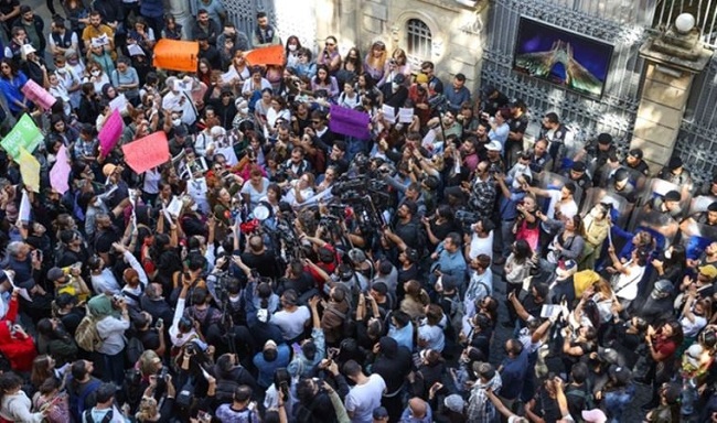 İran’da Mollalar rejimi Amini protestocularını korkutmak için ilk idamı gerçekleştirdi, eylemcileri bastırma peşinde