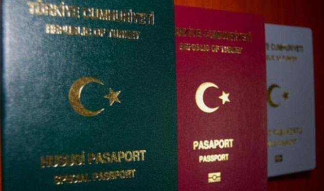 Çip krizi sürüyor: Pasaport dağıtımın yapıldığı PTT önünde kuyruklar oluştu