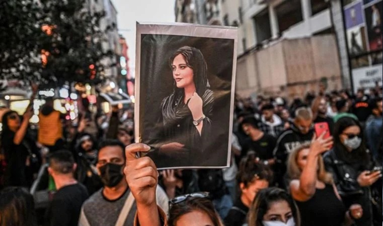 İran'da örtünme kurallarını esnetecek yeni bir yasa tasarısı meclise sunuldu