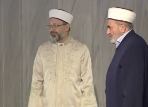 Ali Erbaş, bağı olmadığını öne sürdüğü Reisülkurra Mustafa Demirkan'la törende yan yana geldi