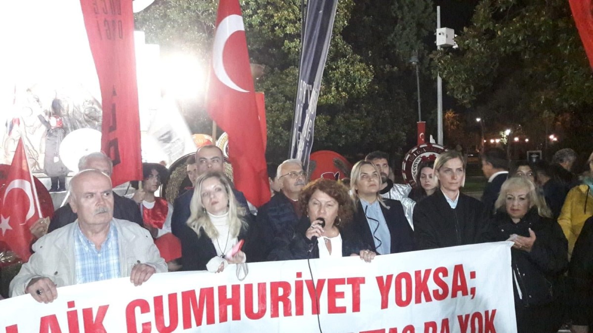 ADD'den dev Cumhuriyet Bayramı fener alayı 